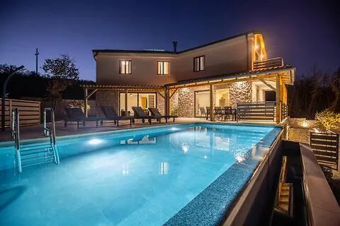 Villa Dominika 0*, Rakotule